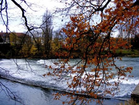 L'Automne  diff&eacute;rents tons de couleur �  Le Doubs    agit&eacute; un peu ici  �   Besan&ccedil;on &&