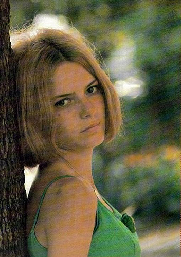 Que de souvenirs avec cette chanteuse, on la voit moins tjours, encor!!  France Gall  ,  chansons bien   belles!! &agrave; son style  et &agrave; son style de voix �  France Gall Michel Berger � 