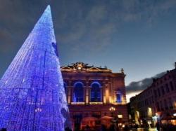 BONJOUR � ts ttes � je commence mon chemin aujourd'hui avec une photo :la Place de la Com&eacute;die Le Th&eacute;&acirc;tre� L'Arbre de Noel  qui a &eacute;t&eacute; construit peu de temps, actuellement,voil&agrave; ce qu'on 