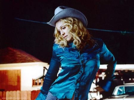 Pensive,et fort belle, en bleu  avc chapeau,&ccedil;a lui va bien: &agrave; MADONNA �    je r&ecirc;ve  je suis fatigu&eacute;e  et  je vais aller dans le pays des  Songes  et de la  F&eacute;&eacute;rie �� et du Repos  � DOUCE NUIT   �  Biz