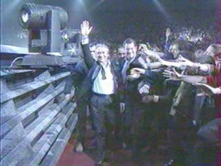 Surement Entr&eacute;e ou Sortie de Concert  Michel sardou, et sa Protection &agrave; l'arri&egrave;re,  et la foule public, tend les mains, pr l'approcher au maximum� faut dir qu'il y a sacr&eacute;e ambiance en 