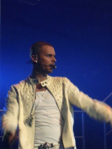 M.POKORA � Musique   que de gens l'aiment, et sa musique ses chanson, il est bien superb ici en Blanc, j'aim beaucoup sa veste polaire � &ccedil;a me fai penser &agrave; la neige l'hiver et en musiqu