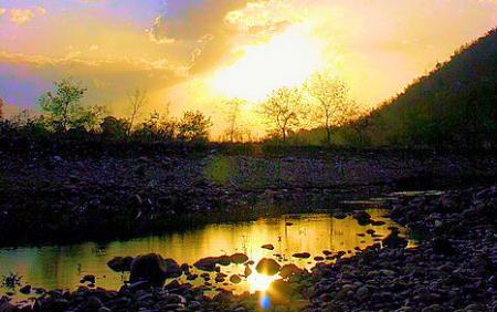 Sur cette photo,le soleil sel&egrave;ve sur la verdure, cailloux, petit ruisseau,joli�je viens vs dire BONJOUR Vs souhaiter UN BON MARDI�A PLUS TARD  BIZOUS  &&