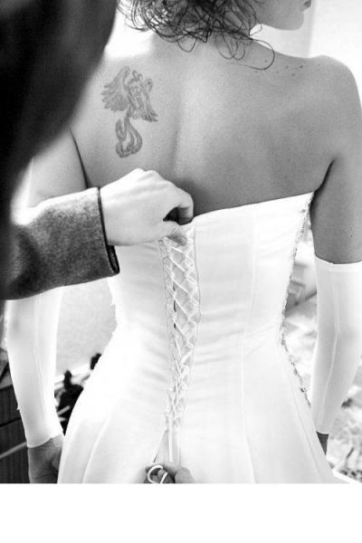 Le mari&eacute;  ou  la couturi&egrave;re plut&ocirc;t,  vient finir de tresser d'Habiller de sa belle robe blanche de Mari&eacute;e  cette jolie femme  qui va Epouser Celui qu'Elle Aime � Union de deux Etres  s'