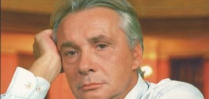 S&eacute;rieux,  et  pensif   ici   Michel Sardou��   mais que de choses  dans la t&ecirc;te  et  le coeur �� Je l'aim tjour autant  en tant que chanteur, com&eacute;dien je connai moin, mais &ccedil;a vaut le coup de Le D