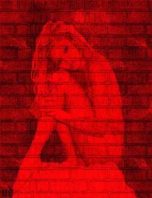 Beau fond rouge briques�mur� l'on voit  en transparence  comm la lueur d'une lampe rouge  une jeune belle femme, cheveux longs dns son intimit&eacute;, sensualit&eacute;  r&ecirc;ve� sexy � rouge couleur de la 