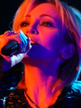 En concert, une chanteuse que j'aim bien  en France, Patricia Kaas,  Ici en Concert,  joli les jeux de lumi&egrave;re, quels beaux yeux elle a , et beau visage�� belle femme , belle voix � Qu'en pe