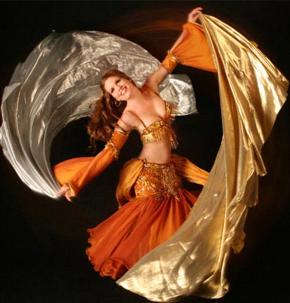 Belle femme qui danse,couleurs orang&eacute;es, qui danse avc rythme, grace et sourire!! 