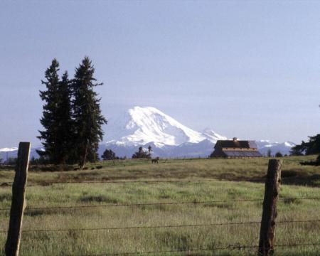 J'aim beaucoup ces paysages de montagne les pr&eacute;s,cl&ocirc;ture,sapins   maisons aux toits d'ardoises,montagne et neige au loin, � cela me fait penser aux anciennes ballades , et les soir&eacute;es avec a