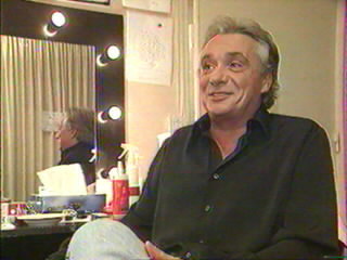 Dans sa loge,michel Sardou, souriant�� avant un concert sans doute �  Biz   � Gaiet&eacute;  Douceur R&ecirc;ve   BONNE NUIT   � A  DEMAIN  &