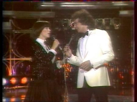 Souvenir � Ancienne Emission de t&eacute;l&eacute; �  Michel sardou chante en Duo  avec  Mireille Mathieu, � on la voit moins d'ailleurs  Mireille mathieu !! que fait - elle? quel est son cursus de carri&egrave;re ac