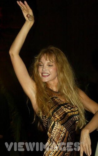 Dans son style,jel'aim bien :  Arielle Dombasle §§ souriante §  cool &