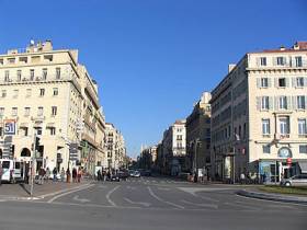 C&eacute;l&egrave;bre Ruedela Canebi&egrave;re &agrave; MARSEILLE �  donnant sur le Port   et l'on voit  la colline  d'o&ugrave; surplomble la cath&eacute;drale et NOTRE DAME DE LA GARDE &