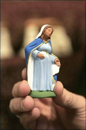 Temps de l'AVENT avant Noel�des soucis t&eacute;n&egrave;bres,l'on va vers la Lumi&egrave;re �le Christ J&eacute;sus vient Illuuminer la Terre Humanit&eacute; par Sa Naissance�Un santon:Marie  la m&egrave;re qui a &eacute;t&eacute; dite par l