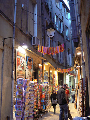 Petite  et belle rue &agrave; Montpellier,  la particularit&eacute; : magasin  sp&eacute;cialis&eacute; cartes postales et tte carterie  de plusieurs styles et genres  Postes cartes  Images Cadeaux � Il y a des tr&eacute;sors dns cette