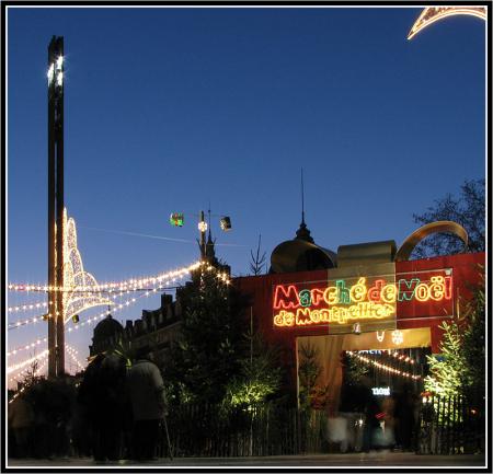 Place de la Com&eacute;die /  March&eacute; de Noel  &agrave; Montpellier, et ses diff&eacute;rents &eacute;tals :  de plusieurs  styles de vente :   habits bijoux gastronomie  accessoires de NOEL  �  et tant d'autres choses &agrave; Vis