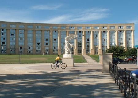 Joli parc  Derri&egrave;re le Conseil G&eacute;n&eacute;ral  &agrave; Montpellier,  Derri&egrave;re  ANTIGONE !  place qui donne sur  RESTOS  BARS  Commerces,  et  de l'autre c&ocirc;t&eacute; de la rue : les c&eacute;l&egrave;bres Rives du Lez, o&ugrave; ballades