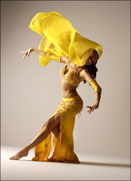 Jeune belle femme danse, style oriental� belle tenue jaune sensuelle � doux  gr&acirc;ce � l&eacute;ger a&eacute;rien ��l'on peut imaginer  musique derri&egrave;re cette danse � douceur et rythme � BONNE SOIREE  bizz &